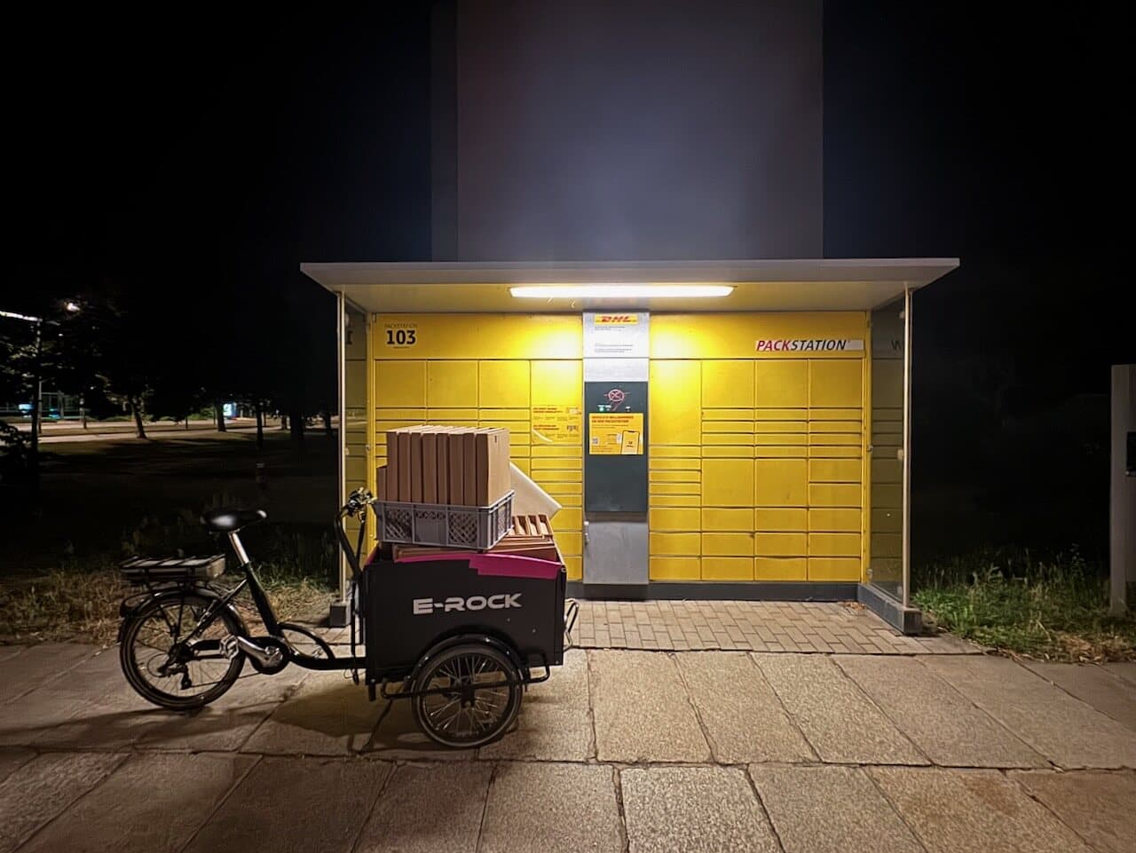 A cargo bike carrying a packing batch at a DHL Packstation